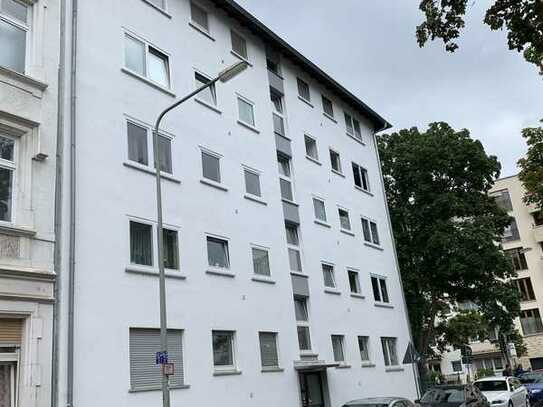 Exklusive, gepflegte 2-Zimmer-Wohnung mit Balkon und EBK in Frankfurt am Main
