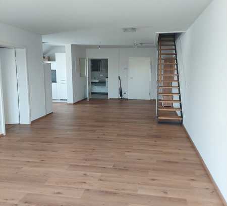 Freundliche und neuwertige 3-Raum-Maisonette-Wohnung mit Balkon und EBK in Ellwangen