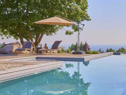 "One in a Million": Exklusive Villa mit Außenpool und Fernblick