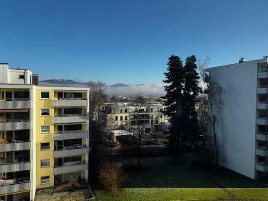 Geräumige, geschmackvolle 5-Zimmer-Maisonette-Wohnung mit Balkon und Einbauküche in Bonn