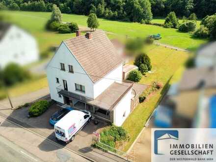 Ansprechendes und modernisiertes Zweifamilienhaus mit Gewerbeeinheit im Westerwald!