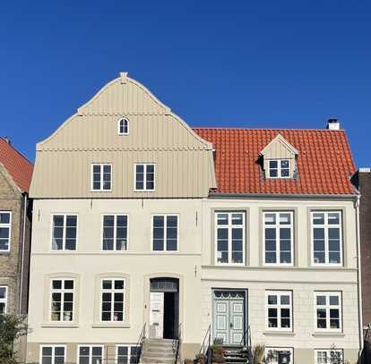 Großzügige 2-Zimmer Galerie-Dachgeschosswohnung in einem denkmalgeschützten Haus mit Hafenblick