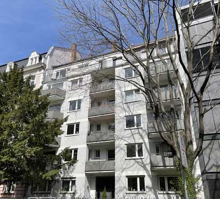 Sanierte 2-Zimmerwohnung in Bestlage des Frankfurter Westends mit Blick auf den Park