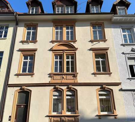 Zentrale 3,5-Zimmer-Wohnung mit Gartenanteil in denkmalgeschütztem Mehrfamilienhaus