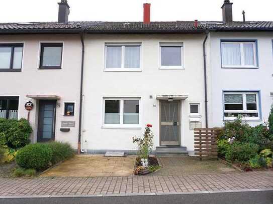 Schönes Reihenmittelhaus in familiärer Wohnlage mit Garage und Stellplatz.