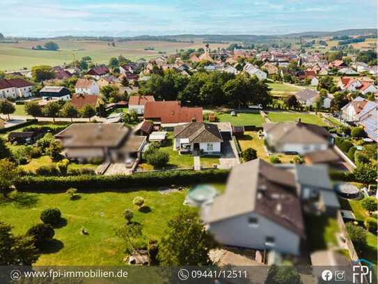 Modernisierter Bungalow mit großzügigem Grundstück und Doppelgarage