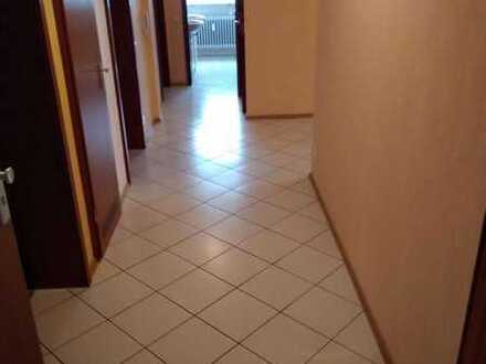 Gepflegte Wohnung mit vier Zimmern sowie Balkon und Einbauküche in Öhringen