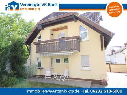 Großzügiges Wohnhaus mit separatem Ladenlokal