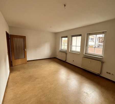 Renovierte Wohnung mit zwei Zimmern sowie Balkon und Einbauküche in Schwalmstadt