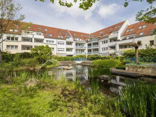 1-Zimmer-Wohnung mit Balkon, Tiefgaragenplatz und idyllischem Teich im Gemeinschaftsgarten