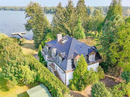 Luxuriöses Wohnen am Crossinsee: Villa mit Nebengebäude am Wasser mit Garten & seltener Bootsanleger