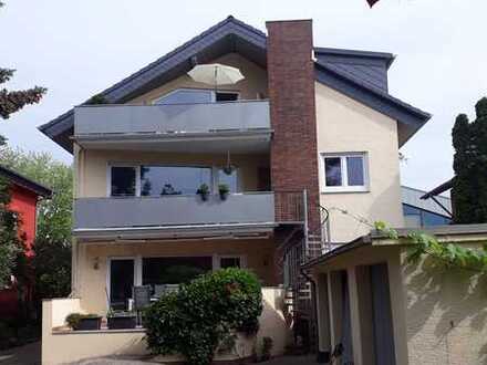 Großzügige 3,5-Zimmer-Wohnung in top saniertem 3-Familienhaus