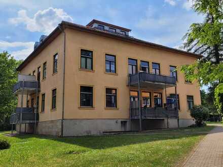 Sehr schöne 2 Zimmerwohnung im Erdgeschoss in imposanter Villa