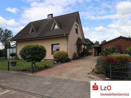 Tolle Immobilie mit Doppelgarage und Blockhaus in super Lage