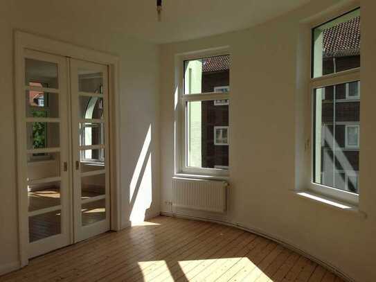 Sonnige, gut geschnittene, sanierte 4-Zimmer AltbauWhg. mit Balkon