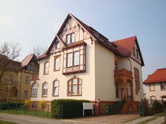 Schönes Wohnen in toller Villa - 3 Raum-Wohnung mit Carport