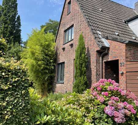 Klassisches Rotklinker-Einfamilienhaus in Bestlage der Gartenstadt Alsterdorf mit viel Atmosphäre