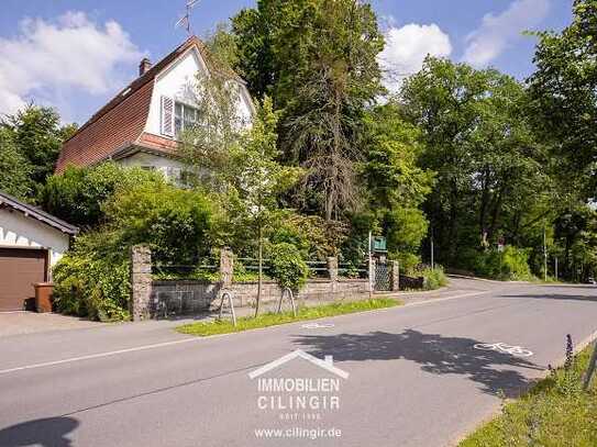 Freistehendes Einfamilienhaus mit Mansarddach, Balkon, Garage und Garten in der Parkstr.