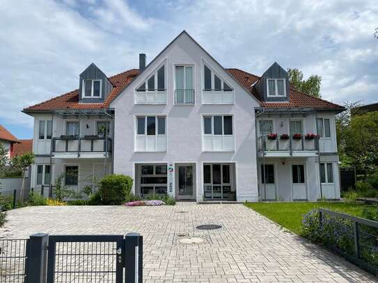 Moderne 2-Zimmer-Dachgeschosswohnung mit Blick ins Grüne und EBK