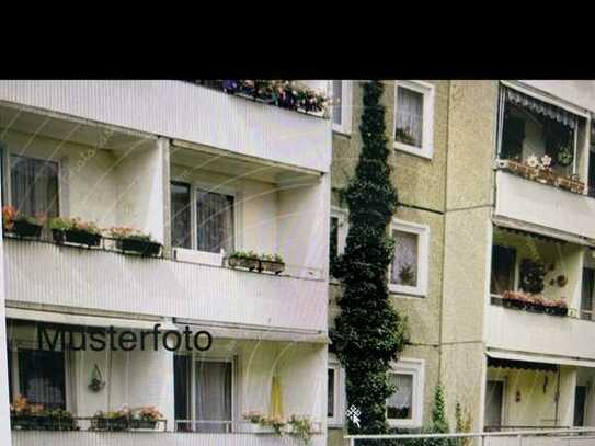 Modernisierte 2-Raum-Wohnung mit Balkon und Einbauküche in Augsburg