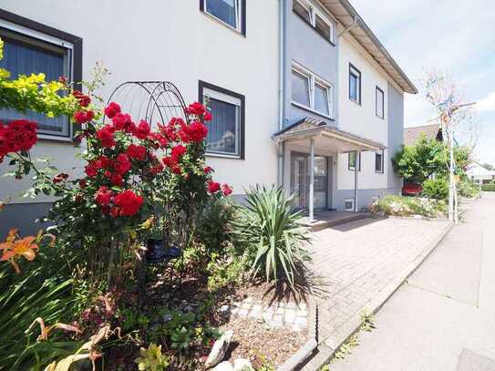 Ruhig gelegene, große Dachgeschosswohnung mit Südbalkon und Garage