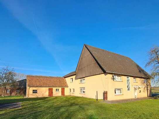 Ländliche Idylle mit vielen Möglichkeiten:
Wohnhaus mit Nebengebäuden & großem Grundstü...