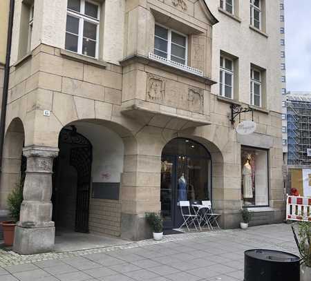 Helle 3-Zimmer-Wohnung mit Einbauküche, zentral gelegen am Hans-im-Glücksbrunnen, ab sofort