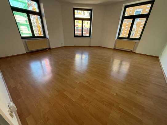 Großes Wohnzi. - begehbarer Kleideschrank - 2. OG - frei ab sofort