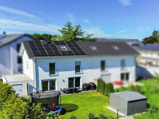 Feldrandlage mit unverbautem Blick: Vollunterkellerte DHH mit Fußbodenheizung, PV-Anlage und Garage