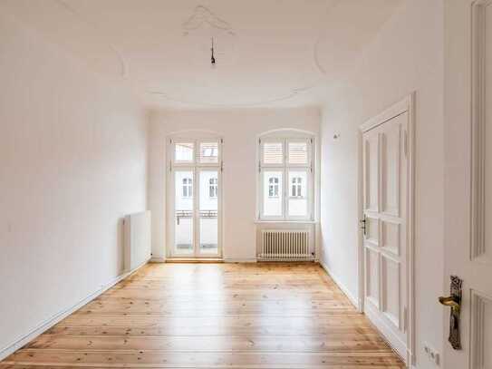 Helle Altbauwohnung mit Balkon und Blick auf den Gustav-Müller-Platz - bezugsfrei ab sofort