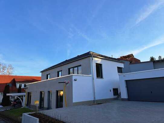 Erstbezug in modernes Einfamilienhaus mit großer Terrasse und Einbauküche (Provisionsfrei)