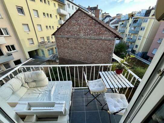 Möblierte & Modernisierte Wohnung mit kleinem Balkon und Einbauküche in Stuttgart