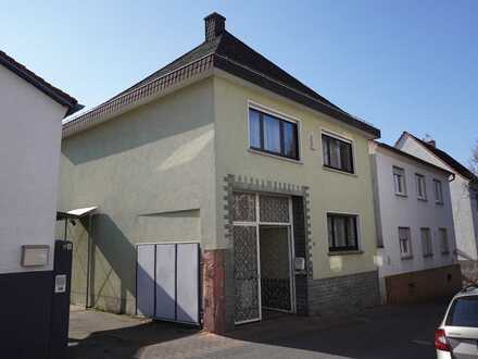 Schönes Ein- /Zweifamilienhaus mit riesiger Dachterrasse und gemütlichem Kaminzimmer.
