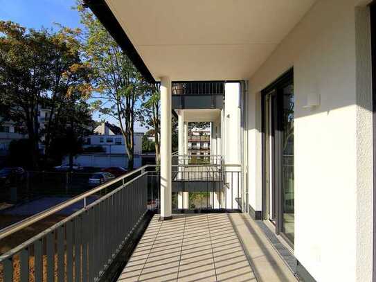 Lichtdurchflutete Neubauwohnung mit Einbauküche, Aufzug, Loggia und Tiefgaragenstellplatz