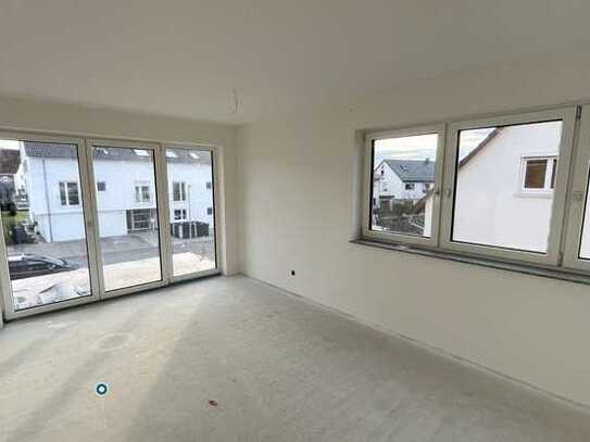 *Erstbezug* Moderne & helle 3-Zimmer Wohnung mit Balkon, EBK und 2 Stellplätzen in Metzingen