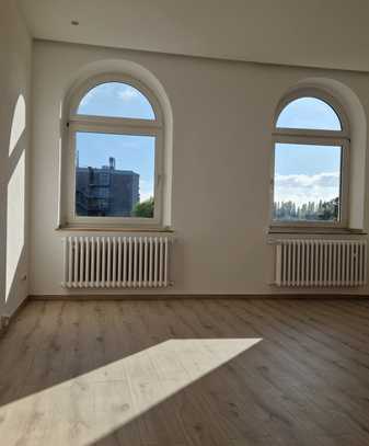 Stilvolle, modernisierte 2,5-Zimmer-Altbauwohnung mit Balkon & Einbauküche in Düsseldorf