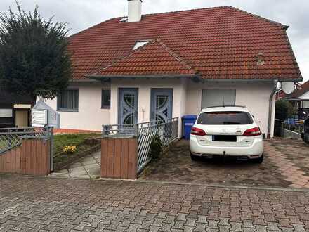 Mehrparteienhaus mit drei Wohnungen, großzügigem Garten und schöner Loggia