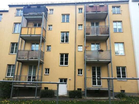 Schöne 2 Raum Wohnung mit Tageslichtbad und Balkon sucht freundliche Mieter