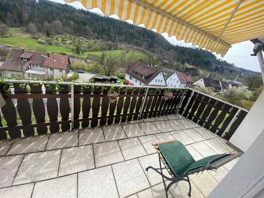 Stilvolle, modernisierte 3-Zimmer EG-Wohnung mit Balkon und Einbauküche