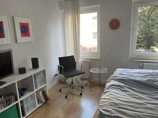 Möbliertes Zimmer in eingerichteter Wohnung mit Balkon und EBK in Düsseldorf