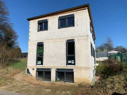 Einfamilienhaus-Rohbau zur Vervollständigung zu verkaufen!