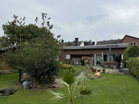 Ebenerdiger Flachdach Bungalow mit schönem Garten und Privatsphäre!