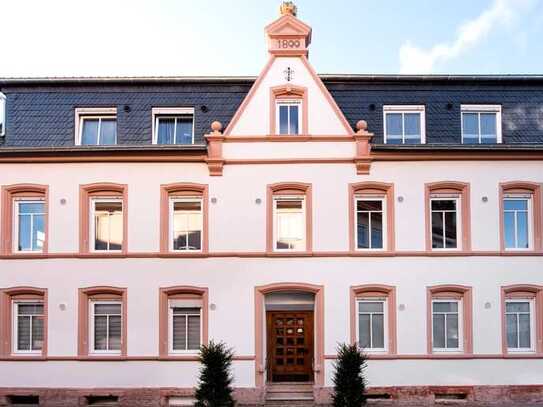 Freundliche 3,5-Zimmer-EG-Wohnung mit gehobener Innenausstattung mit Balkon und EBK in Bad König