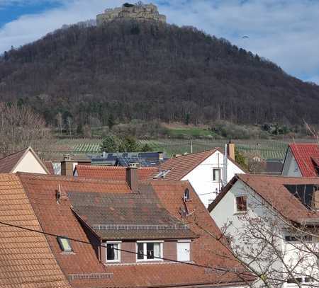 HELLE LICHTDURCHFLUTETE DACHGESCHOSS-MAISONETTE IM ORTSKERN VON NEUFFEN