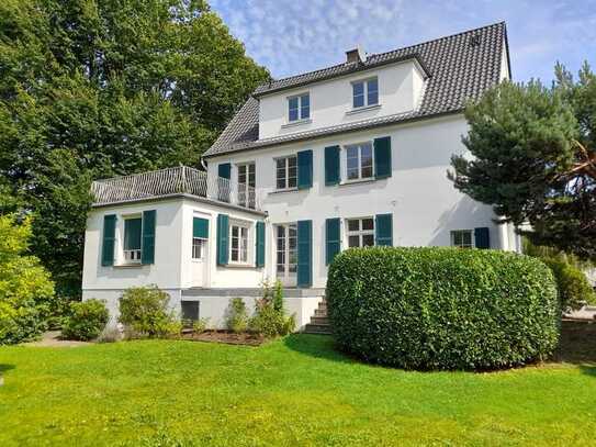 Stilvolles Haus in naturnaher Lage mit idyllischem Garten