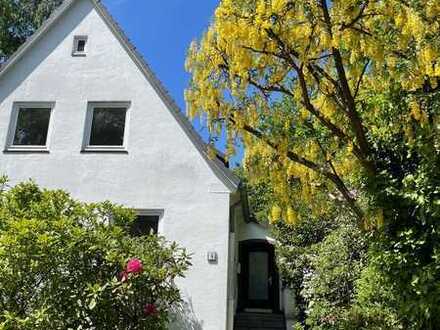 Familien freundliches Einfamilienhaus mit fünf Zimmern in Hamburg Blankenese mit Garten