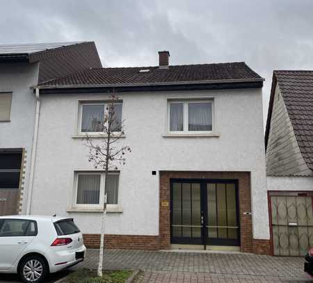 Reihenmittelhaus mit ca. 122qm, 5 Zimmer, Garten + Scheune in Altlußheim