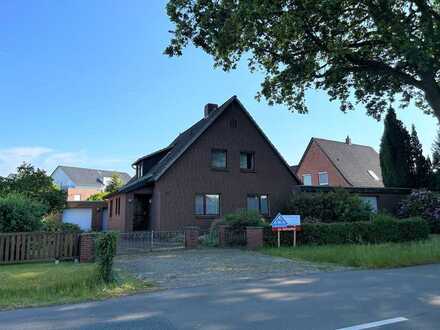 Ein-bzw. Zweifamilienhaus mit zwei Garagen auf großem Grundstück in Bümmerstede