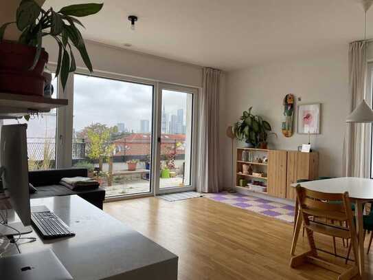 Untermiete Januar und Februar 2025 : Lichtdurchflutetes 2,5 Zi. Loft mit Blick über Frankfurt