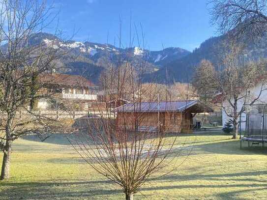 Idylisch gelegenes Baugrundstück mit Bergblick